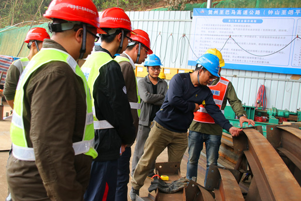图一：召开进洞前现场会议，查抄钢拱架.jpg